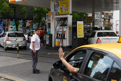 10 03 24
Colas de autos esperando cargar combustible antes de qué las estaciones de servicio de Rosario entren en paro a las 14 horas