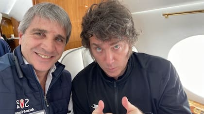 Milei junto a su ministro de Economía, Luis "Toto" Caputo, en el vuelo de regreso a la Argentina