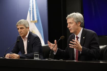 Conferencia de prensa del ministro de economía, Luis Toto Caputo junto al presidente del banco central Santiago Bausili.