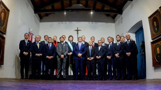 Javier Milei y los gobernadores, en la Casa Histórica de Tucumán.